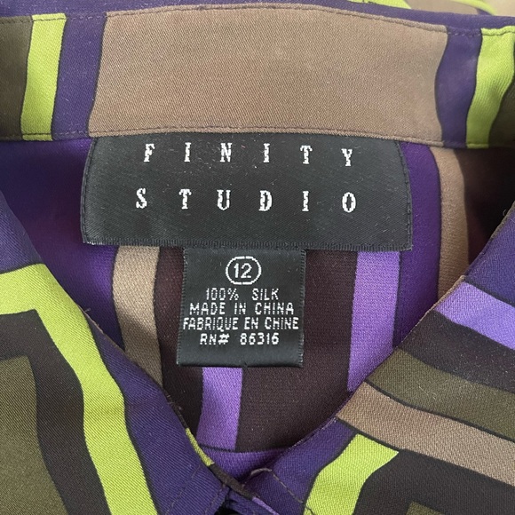 Finity Studio vintage 100% silk European cut button down top. - Picture 3 of 4